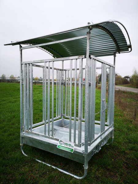 M2/8 Futterraufe für Pferde mit Dach - 1,5 x 1,5m