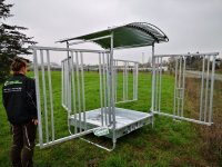 M2/8 Futterraufe für Pferde mit Dach - 1,5 x 1,5m