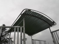 M2/8 Futterraufe für Pferde mit Dach - 1,5 x 1,5m