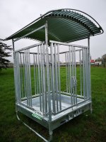 M2/8 Futterraufe für Pferde mit Dach - 1,5 x 1,5m