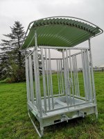 M2/8 Futterraufe für Pferde mit Dach - 1,5 x 1,5m