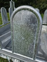 Pferde M4/12 BWW Futterraufe mit 12 Palisaden-Fressplätze mit Blechen verschlossen