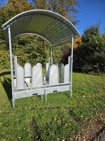Pferde M4/12 BWW Futterraufe mit 12 Palisaden-Fressplätze mit Blechen verschlossen